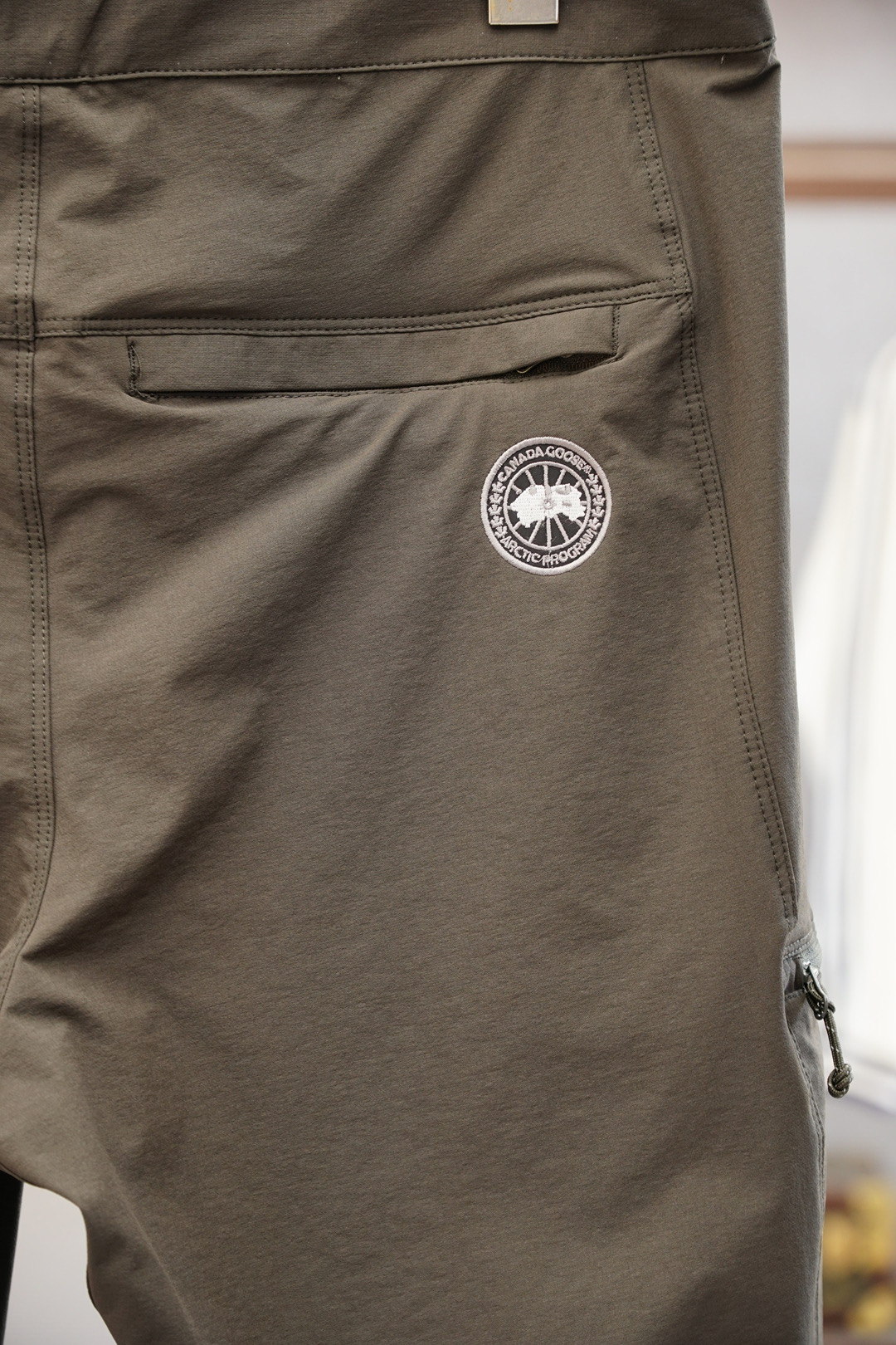 加拿大鹅-🆕时尚工装机能风，Canada经典双色运动卫裤2025 fall winter秋冬新款极具辨识