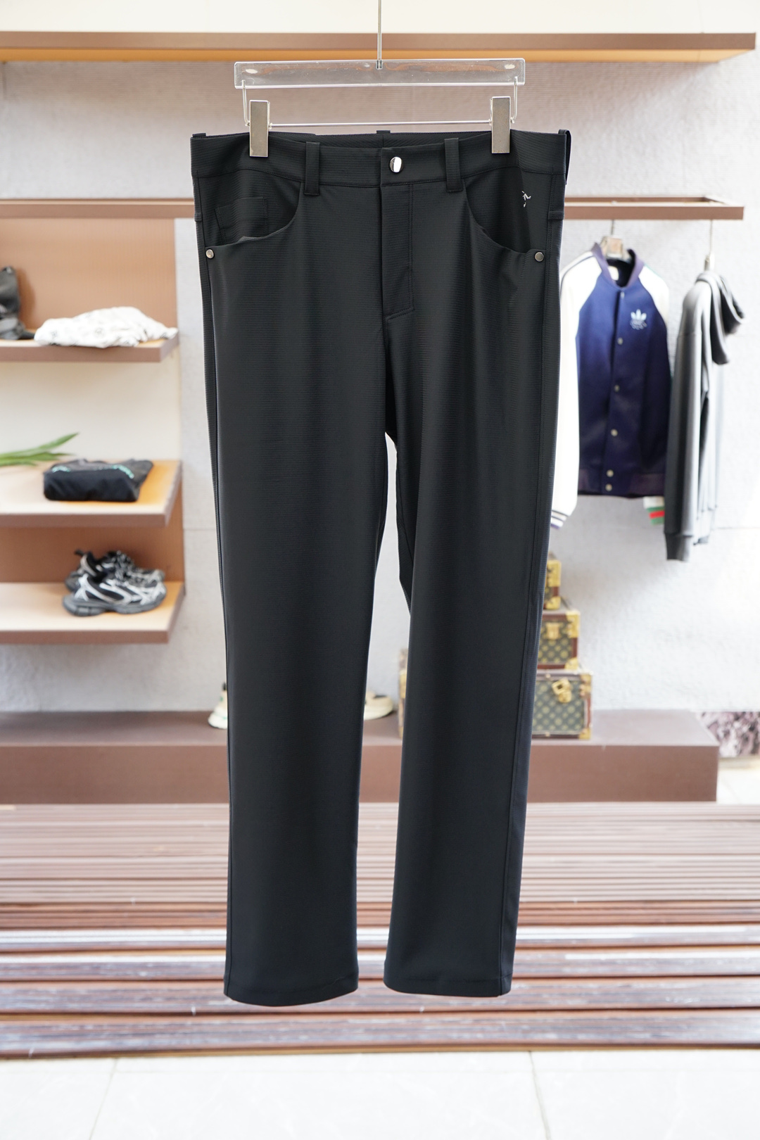 NO:523058,Archaeoptera/PArcx* Business stretch suit pants Simple and classic design, selected 65 recycled nylon 25 men's cotton 8 elastic spandex, blended with water washing pretreatment. Elastic spandex fiber combines the comfort of the man's cotton, and the insulation feel of the recycled nylon, improving the elasticity and silky touch of the fabric, suitable for the cumbersome daily combination of autumn and winter, and easily cope with multiple occasions. Minimalist three-dimensional cut, three-dimensional bird offset printing pattern in the front pocket, combined with the rear pocket accessories penetration logo. Straight pants, elastic stretch fabric, combined with belt buckle design, create a harmonious choice between light business and life and leisure. Color black Size M-2xl, arc'teryx, business suit, alexander wang19860909始祖鸟/PArcx*商务弹力西装裤 简洁经典设计,精选65再生尼龙25人棉8弹力氨纶,混纺结合水洗预处理.弹力氨纶纤维结合人棉带来的舒柔感,与再生尼龙带来的保温穿着体感,提高面料弹力与丝滑触觉,适合秋冬的繁琐日常搭配,轻松应对多重场合.极简立体剪裁,前侧口袋的立体鸟胶印图案,结合后袋配饰穿环徽标.直筒裤型,弹力拉伸面料,结合皮带扣设计,打造轻商与生活休闲的和谐选择. 颜色黑色 尺码M-2xl,arc'teryx,business suit,alexander wang,Men's clothing