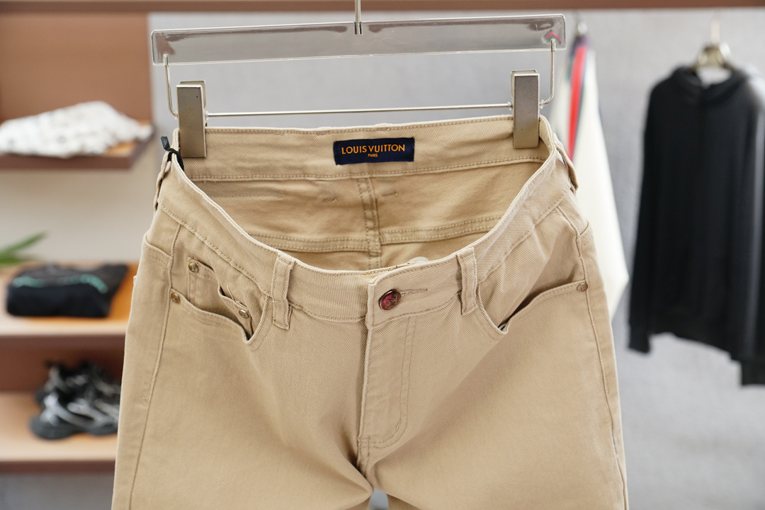 LV路意威登-🍃2025秋冬最新品，专柜同步有售，时尚休闲裤，进口原版面料，做工极为复杂，唯一可以做代购