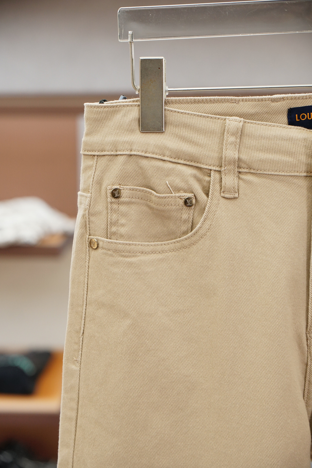 LV路意威登-🍃2025秋冬最新品，专柜同步有售，时尚休闲裤，进口原版面料，做工极为复杂，唯一可以做代购