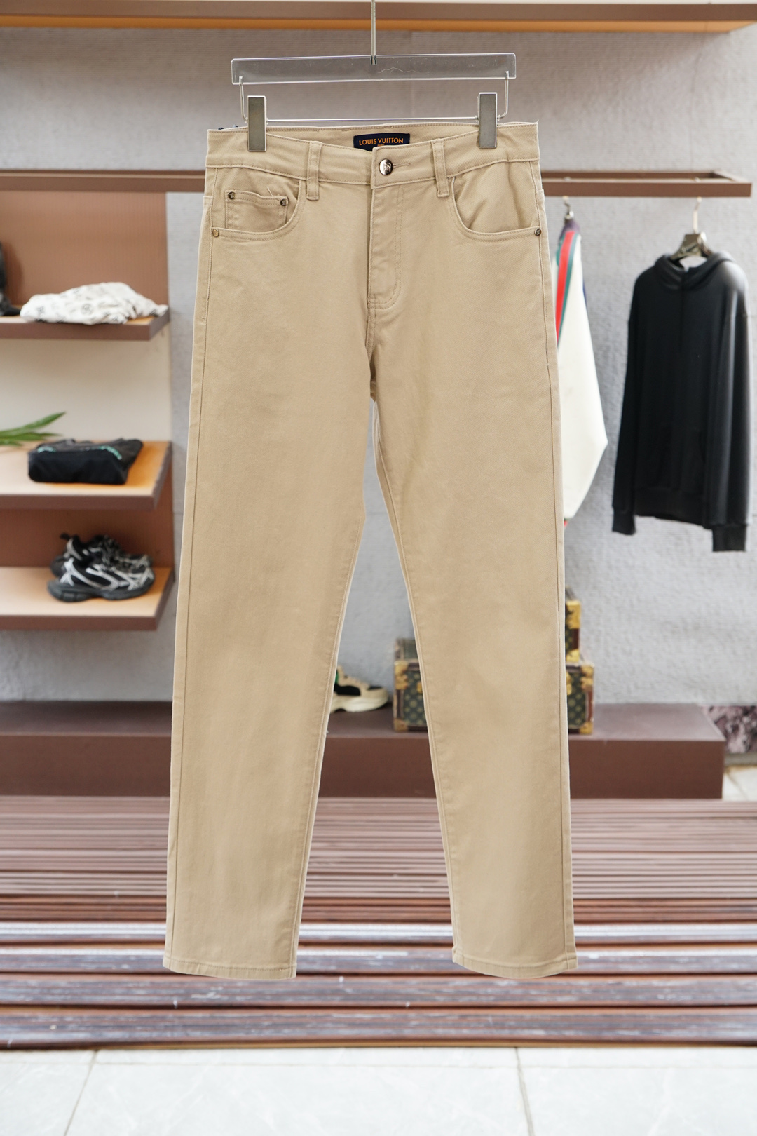 LV路意威登-🍃2025秋冬最新品，专柜同步有售，时尚休闲裤，进口原版面料，做工极为复杂，唯一可以做代购