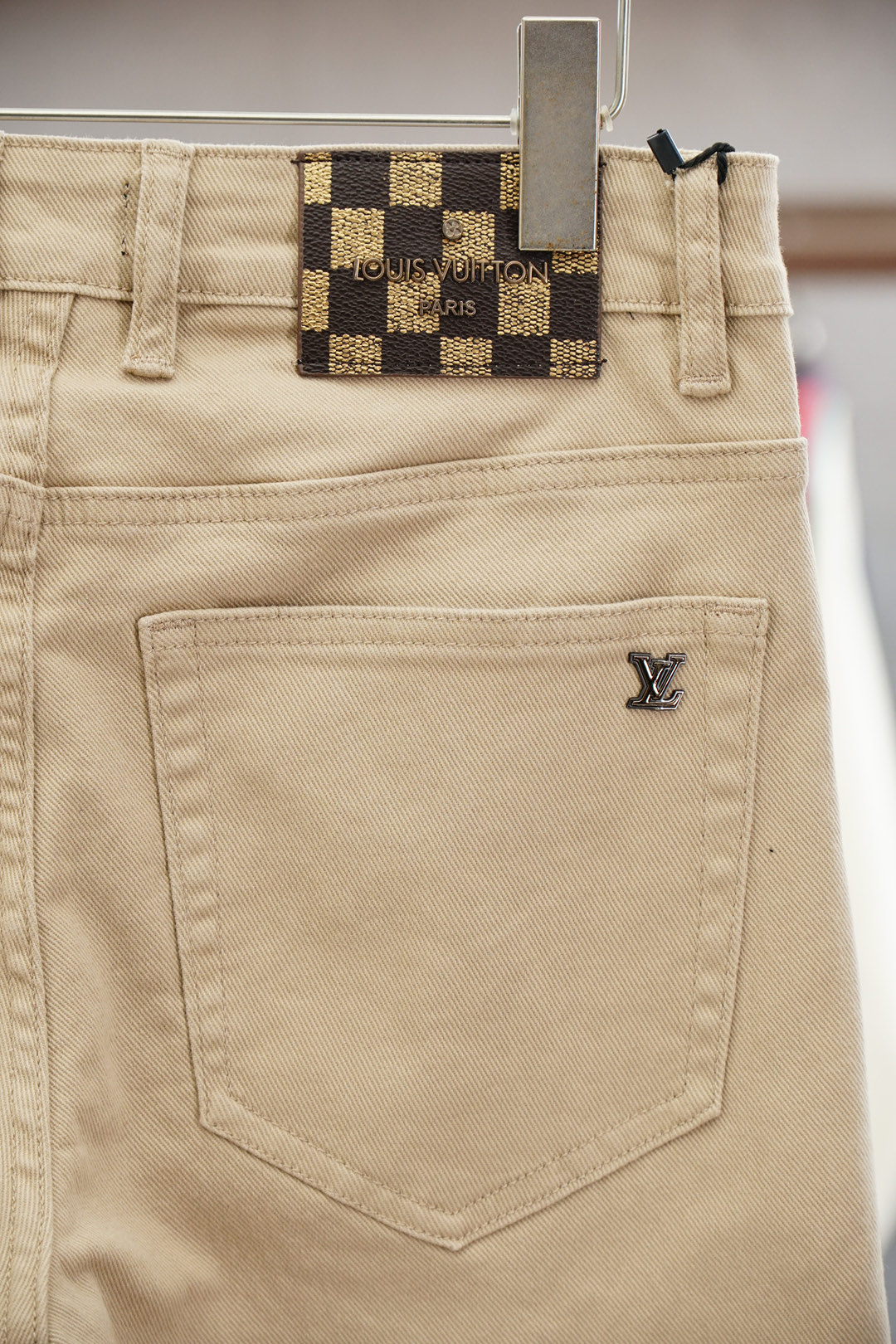 LV路意威登-🍃2025秋冬最新品，专柜同步有售，时尚休闲裤，进口原版面料，做工极为复杂，唯一可以做代购