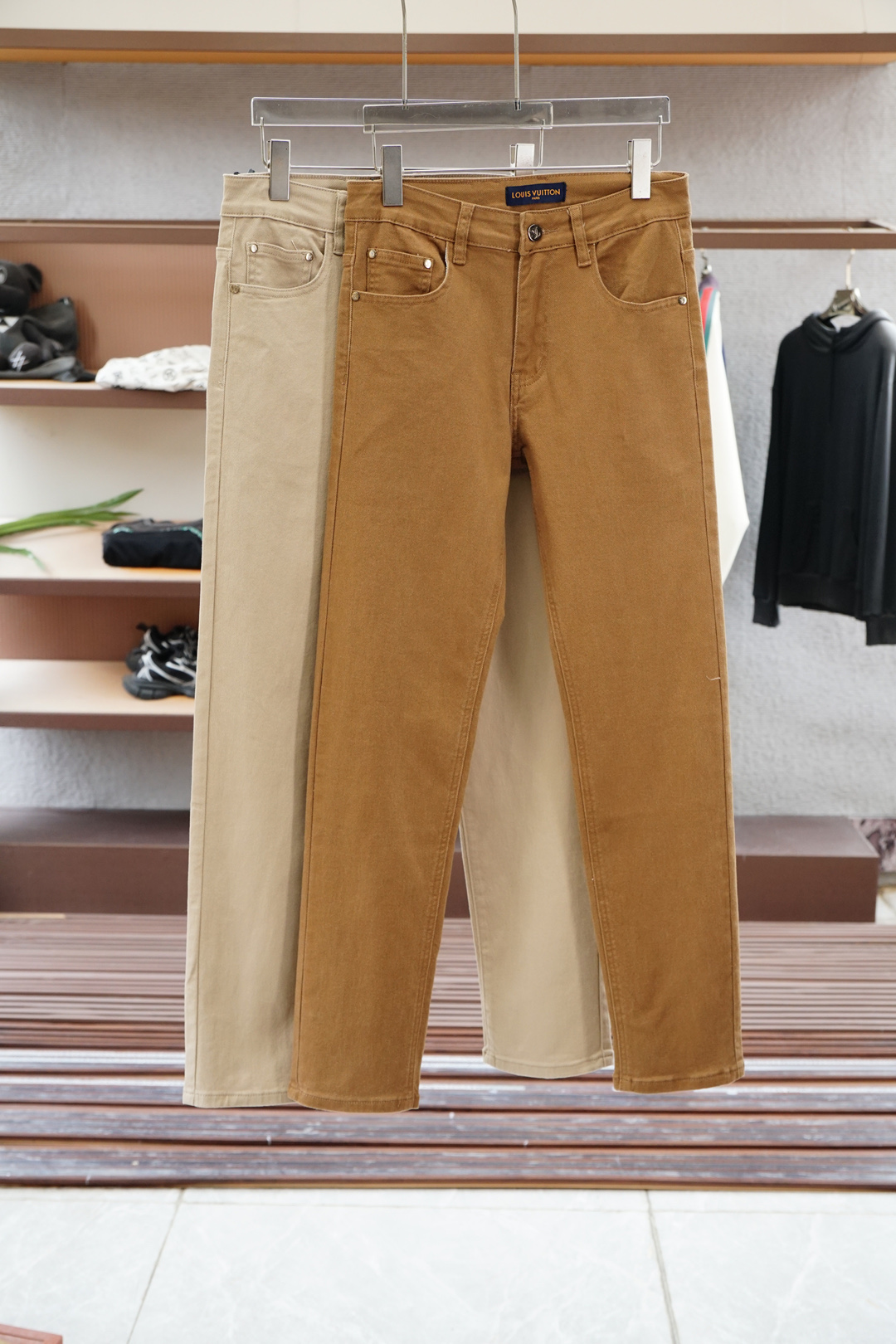 NO:523064,LV Road Yiweiden - the latest products in 2025 autumn and winter, special counters are available at the same time, fashionable casual pants, imported original fabrics, extremely complex workmanship, the only channel that can be used as a purchasing agent level, classic embroidery logo, original hardware and auxiliary decoration, extremely high grade, comfortable and versatile, handsome and stylish upper body, 28, 30, 31, 32, 33, 34, 35, 36, 38, , , louis vuitton, alexander wang19860909LV路意威登-2025秋冬最新品,专柜同步有售,时尚休闲裤,进口原版面料,做工极为复杂,唯一可以做代购级别的渠道狠货,经典刺绣logo,原版五金辅料装饰,档次极高,舒适百搭,上身帅气有型,码数码数28,30,31,32,33,34,35,36,38,,,louis vuitton,alexander wang,Men's clothing