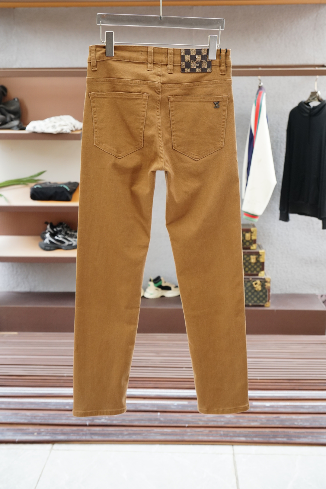 LV路意威登-🍃2025秋冬最新品，专柜同步有售，时尚休闲裤，进口原版面料，做工极为复杂，唯一可以做代购