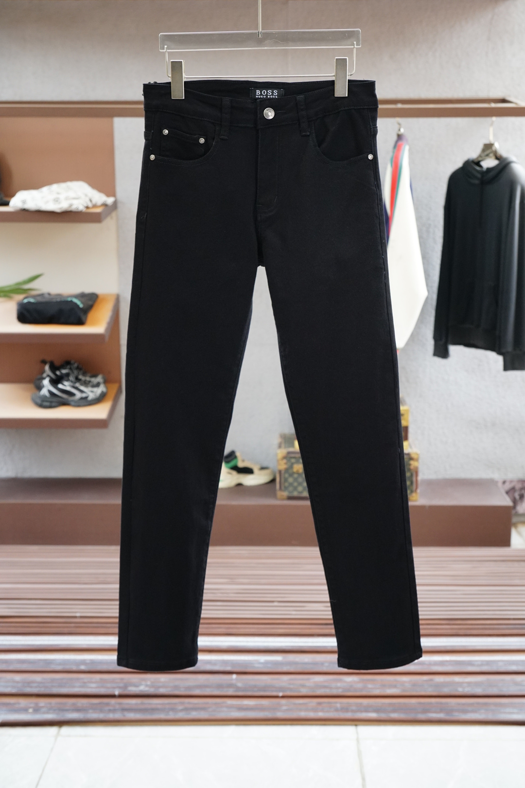 NO:523067,Boss-2025 autumn and winter latest products, special counters are available at the same time, fashionable casual pants, imported original fabrics, extremely complex workmanship, the only channel that can be used as a purchasing agent level, classic embroidery logo, original hardware and auxiliary decoration, extremely high grade, comfortable and versatile, handsome and stylish upper body, 28, 30, 31, 32, 33, 34, 35, 36, 38,, alexander wang19860909Boss-2025秋冬最新品,专柜同步有售,时尚休闲裤,进口原版面料,做工极为复杂,唯一可以做代购级别的渠道狠货,经典刺绣logo,原版五金辅料装饰,档次极高,舒适百搭,上身帅气有型,码数码数28,30,31,32,33,34,35,36,38,,,alexander wang,Men's clothing