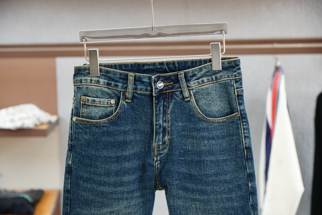 Fendi 芬迪/🍃2025秋冬最新品，专柜同步有售，时尚休闲裤，进口原版面料，做工极为复杂，唯一可以做