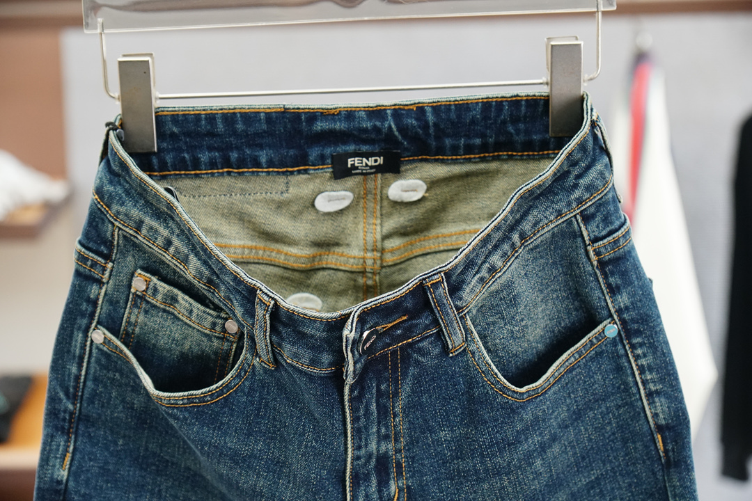 Fendi 芬迪/🍃2025秋冬最新品，专柜同步有售，时尚休闲裤，进口原版面料，做工极为复杂，唯一可以做