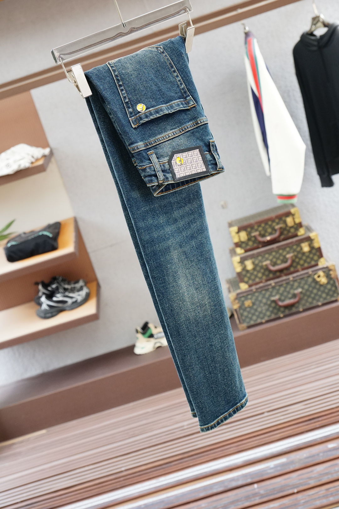 Fendi 芬迪/🍃2025秋冬最新品，专柜同步有售，时尚休闲裤，进口原版面料，做工极为复杂，唯一可以做