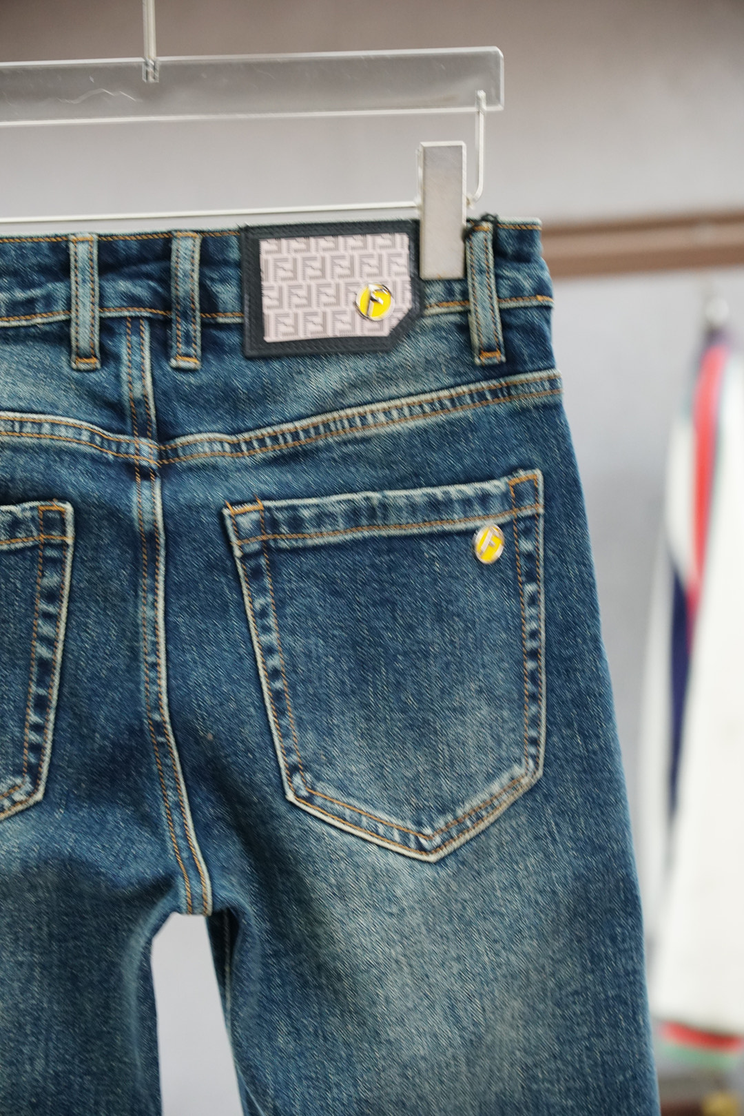 Fendi 芬迪/🍃2025秋冬最新品，专柜同步有售，时尚休闲裤，进口原版面料，做工极为复杂，唯一可以做