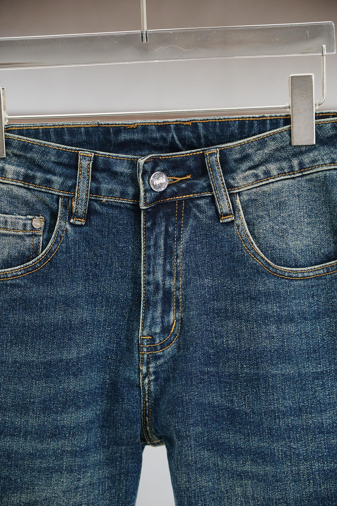 Fendi 芬迪/🍃2025秋冬最新品，专柜同步有售，时尚休闲裤，进口原版面料，做工极为复杂，唯一可以做