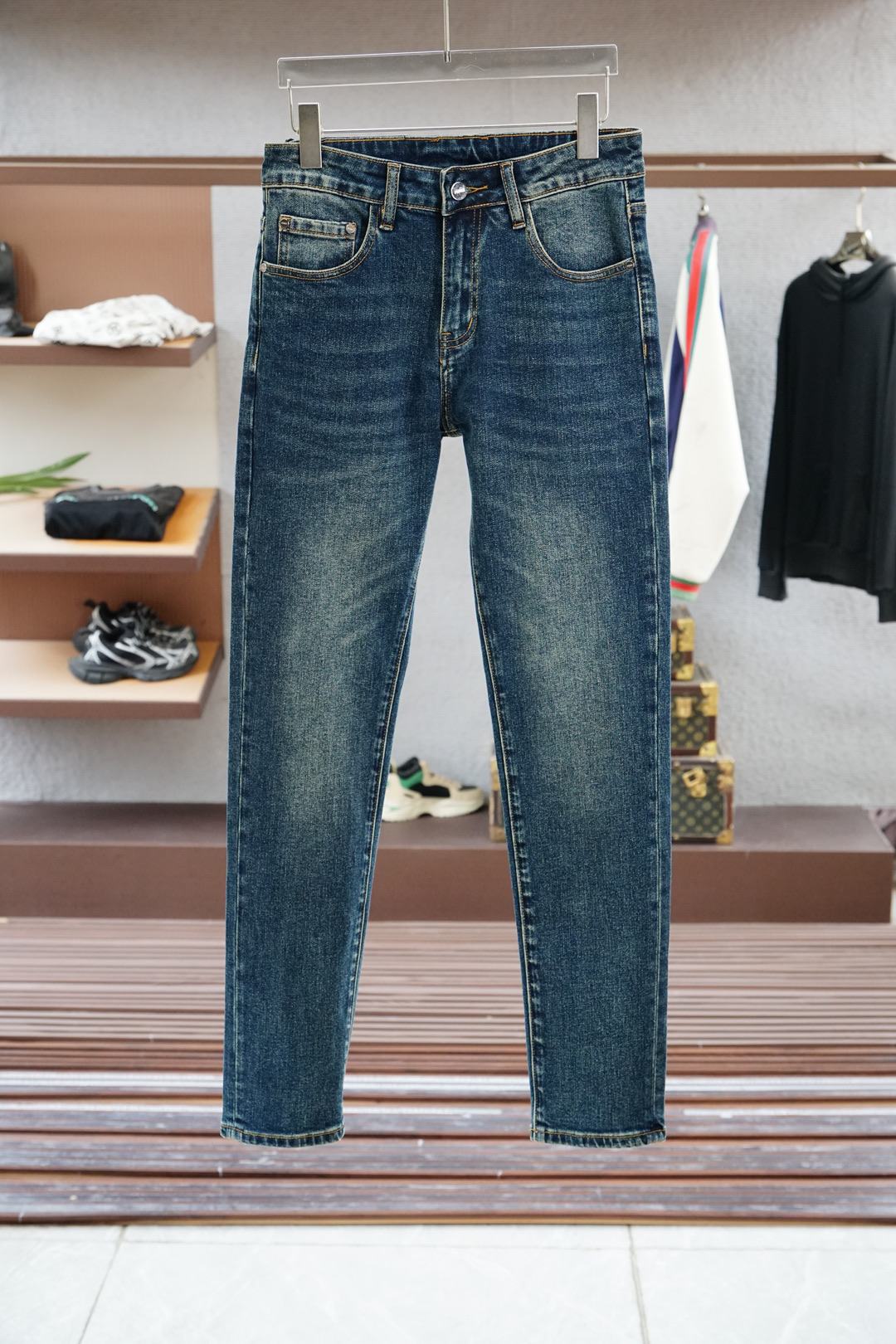 NO:523070,Fendi/2025 autumn and winter latest products, special counters are available at the same time, fashionable casual pants, imported original fabrics, extremely complex workmanship, the only channel that can be used as a purchasing agent level, classic embroidery logo, original hardware and auxiliary decoration, extremely high grade, comfortable and versatile, handsome and stylish upper body, 28, 30, 31, 32, 33, 34, 35, 36, 38, , fendi, fendi, alexander wang19860909Fendi 芬迪/2025秋冬最新品,专柜同步有售,时尚休闲裤,进口原版面料,做工极为复杂,唯一可以做代购级别的渠道狠货,经典刺绣logo,原版五金辅料装饰,档次极高,舒适百搭,上身帅气有型,码数码数28,30,31,32,33,34,35,36,38,,,fendi,fendi,alexander wang,Men's clothing