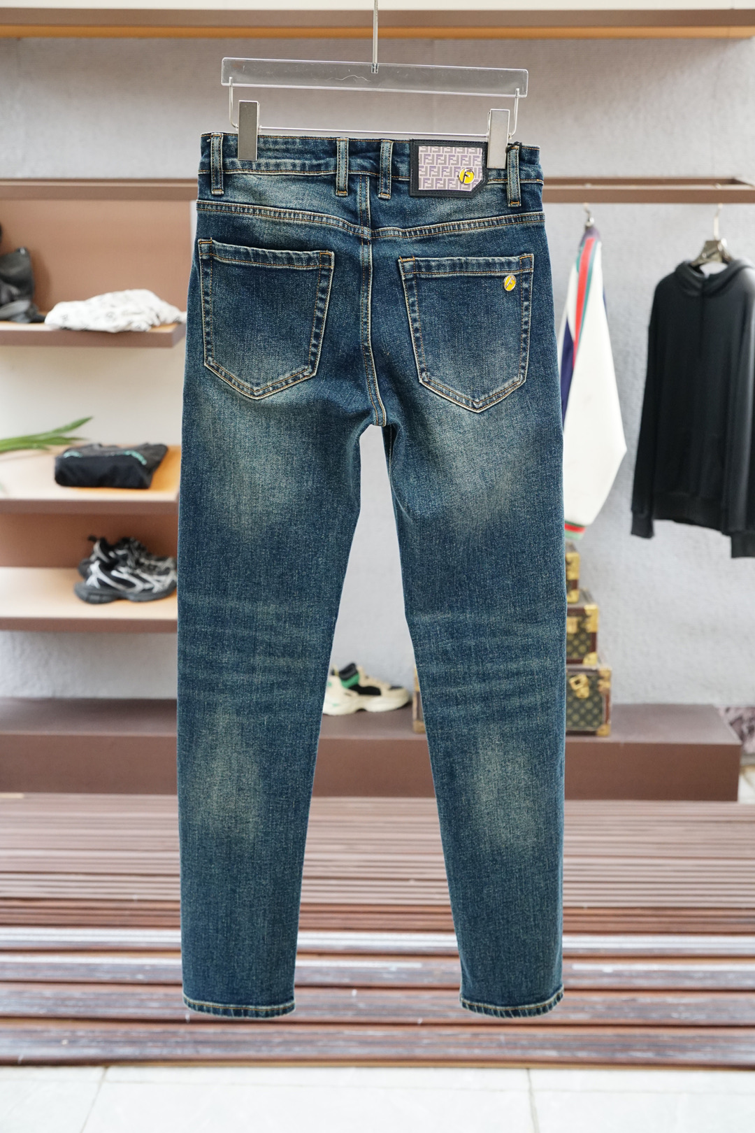 Fendi 芬迪/🍃2025秋冬最新品，专柜同步有售，时尚休闲裤，进口原版面料，做工极为复杂，唯一可以做