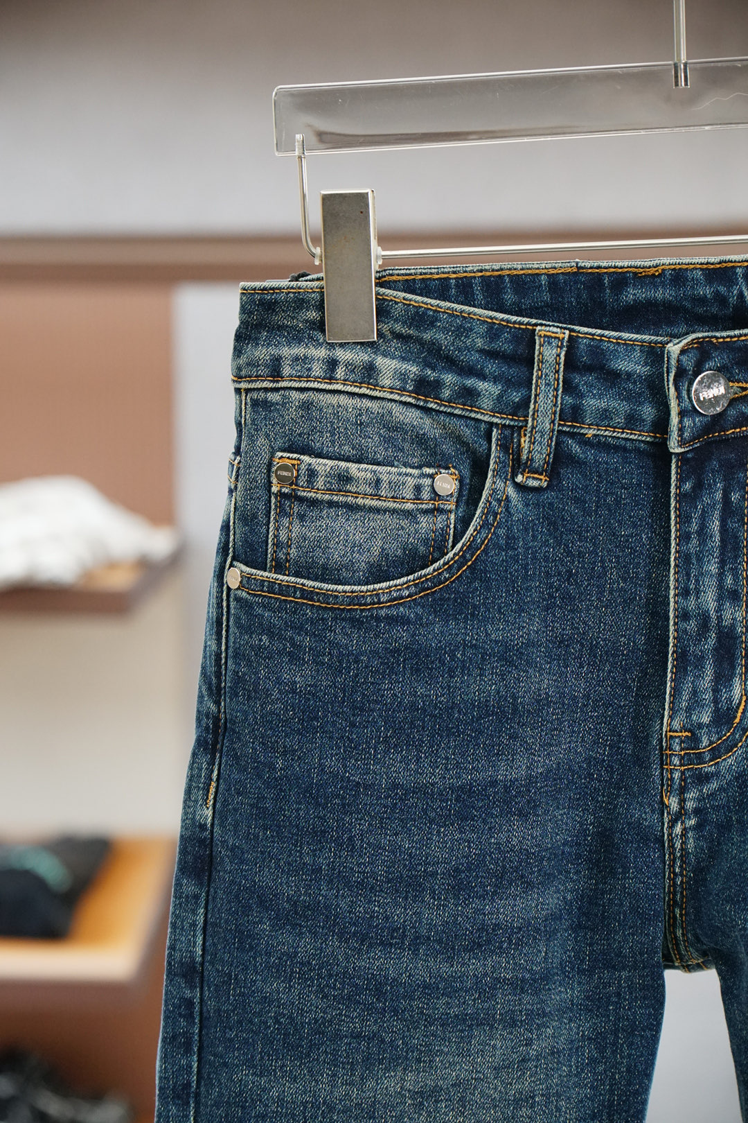 Fendi 芬迪/🍃2025秋冬最新品，专柜同步有售，时尚休闲裤，进口原版面料，做工极为复杂，唯一可以做