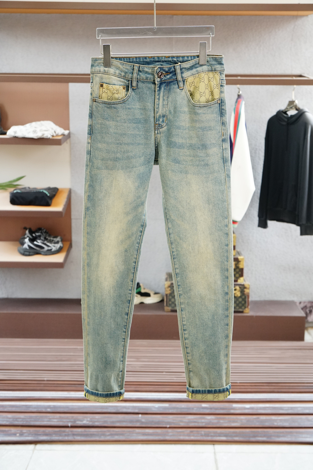 NO:523073,Gucci / 2025 autumn and winter latest products, special counters are available at the same time, fashionable casual pants, imported original fabrics, extremely complex workmanship, the only channel that can be used as a purchasing agent level, classic embroidery logo, original hardware and auxiliary decoration, extremely high grade, comfortable and versatile, handsome and stylish upper body, 28, 30, 31, 32, 33, 34, 35, 36, 38, , , gucci, alexander wang19860909Gucci 古奇/2025秋冬最新品,专柜同步有售,时尚休闲裤,进口原版面料,做工极为复杂,唯一可以做代购级别的渠道狠货,经典刺绣logo,原版五金辅料装饰,档次极高,舒适百搭,上身帅气有型,码数码数28,30,31,32,33,34,35,36,38,,,gucci,alexander wang,Men's clothing