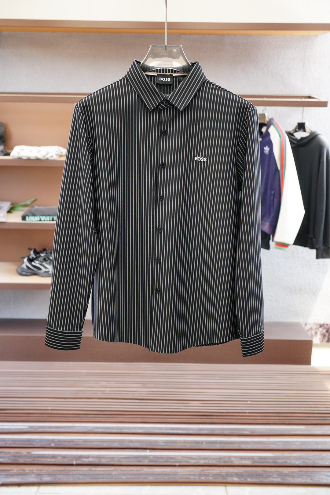 Boss-休闲长袖衬衫🌸翻领宽松尖领衬衣 同步官网发售 面料丝滑有光泽，免烫抗皱垂感十足，98%棉➕2%