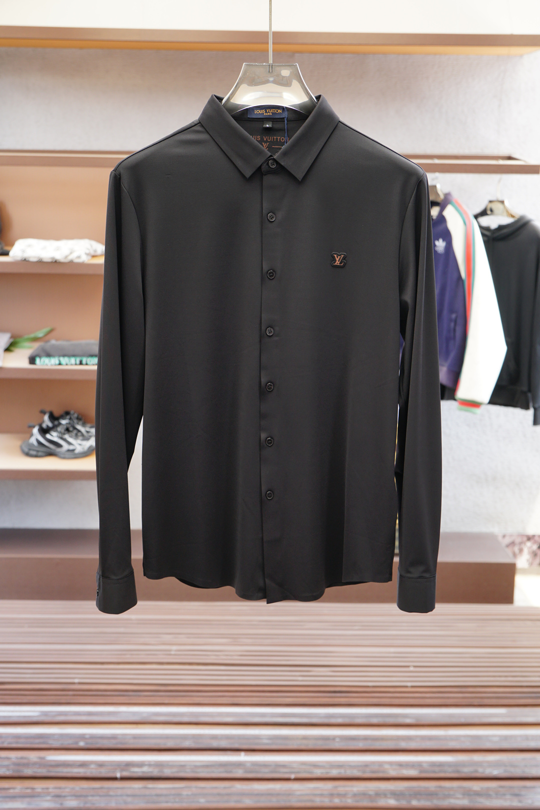 LV 路易威登-休闲长袖衬衫🌸翻领宽松尖领衬衣 同步官网发售 面料丝滑有光泽，免烫抗皱垂感十足，98%棉