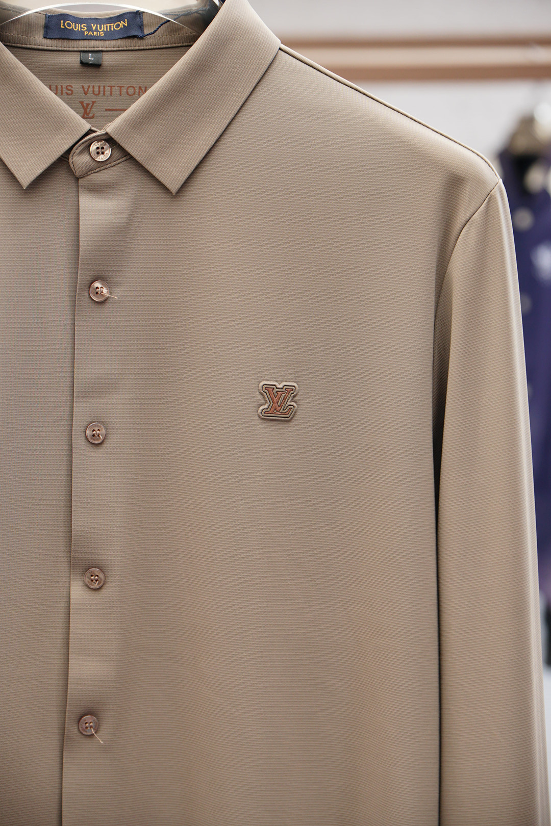 LV 路易威登-休闲长袖衬衫🌸翻领宽松尖领衬衣 同步官网发售 面料丝滑有光泽，免烫抗皱垂感十足，98%棉
