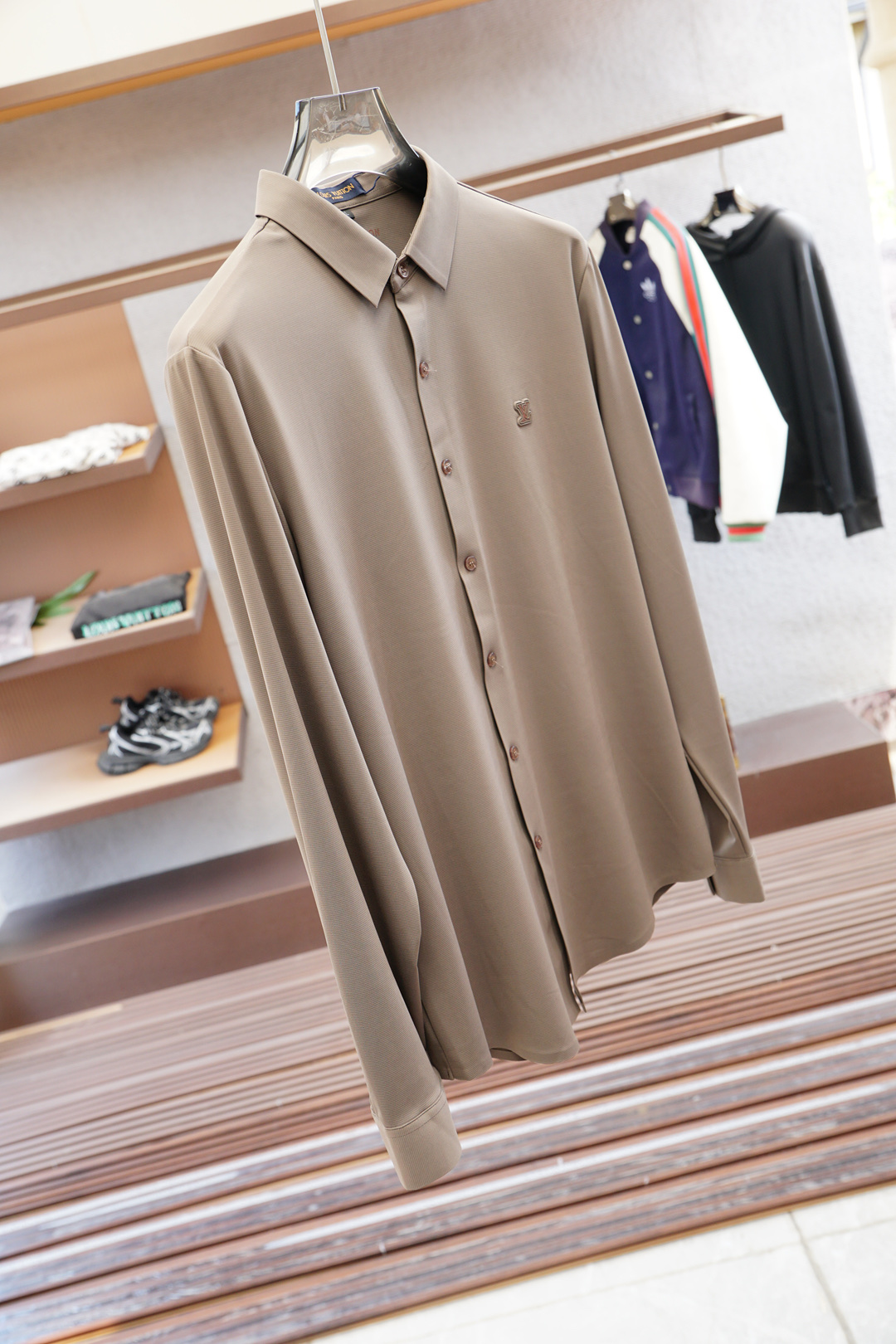 LV 路易威登-休闲长袖衬衫🌸翻领宽松尖领衬衣 同步官网发售 面料丝滑有光泽，免烫抗皱垂感十足，98%棉