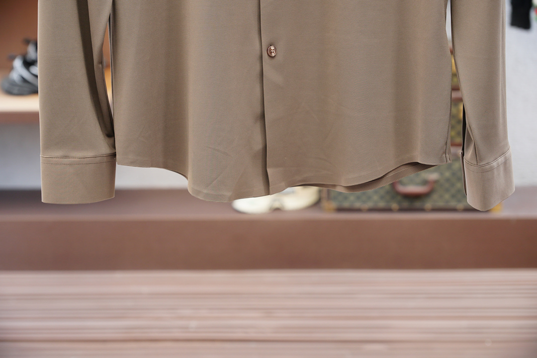 LV 路易威登-休闲长袖衬衫🌸翻领宽松尖领衬衣 同步官网发售 面料丝滑有光泽，免烫抗皱垂感十足，98%棉