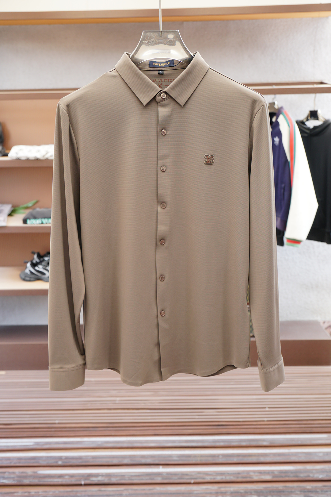 LV 路易威登-休闲长袖衬衫🌸翻领宽松尖领衬衣 同步官网发售 面料丝滑有光泽，免烫抗皱垂感十足，98%棉