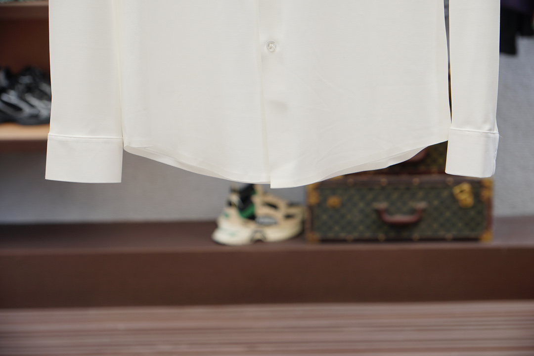 Lv-路易威登-休闲长袖衬衫🌸翻领宽松尖领衬衣 同步官网发售 面料丝滑有光泽，免烫抗皱垂感十足，98%棉