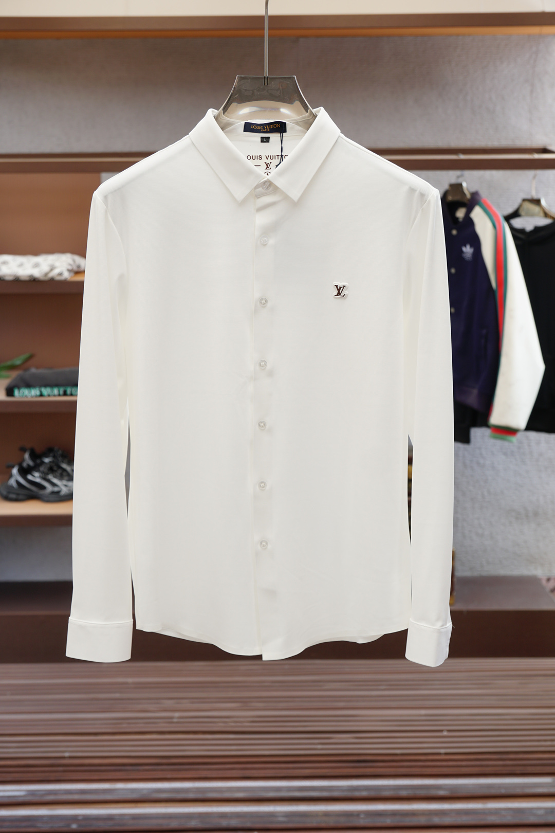 Lv-路易威登-休闲长袖衬衫🌸翻领宽松尖领衬衣 同步官网发售 面料丝滑有光泽，免烫抗皱垂感十足，98%棉