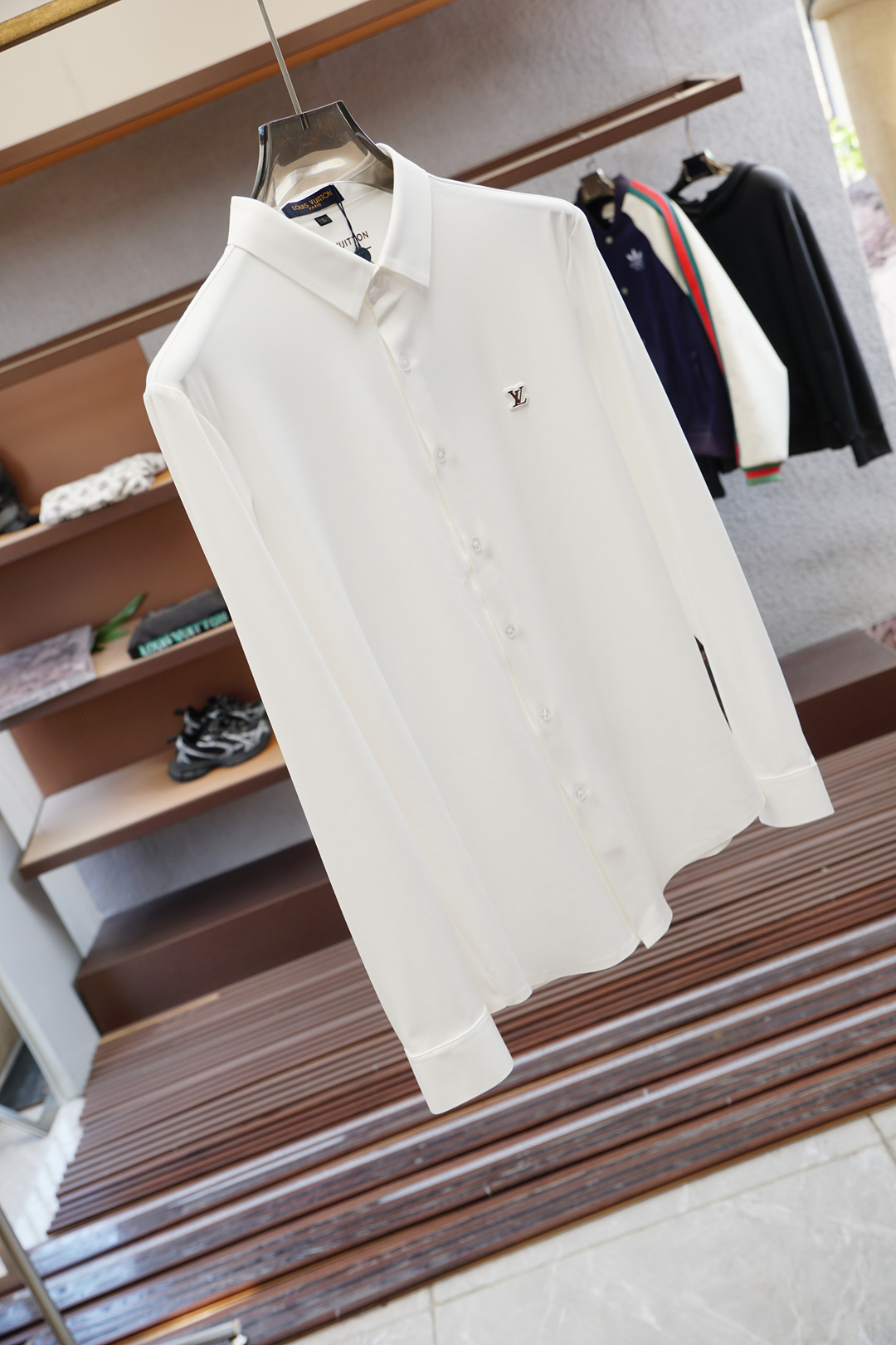 Lv-路易威登-休闲长袖衬衫🌸翻领宽松尖领衬衣 同步官网发售 面料丝滑有光泽，免烫抗皱垂感十足，98%棉