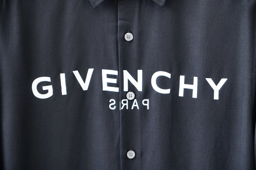 2025秋冬系列上新✨ Givenchy.纪梵希早秋GVC经典款字母印花衬衣 ✅ 休闲商务的魅力徽标.经