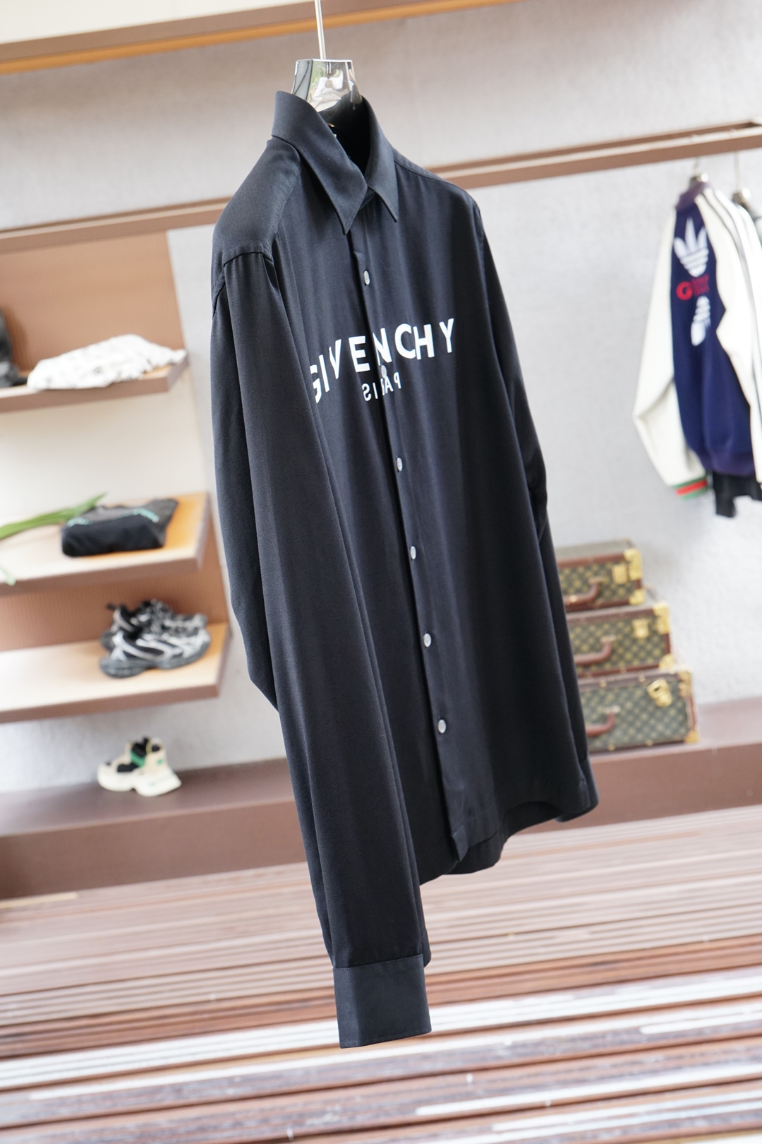 2025秋冬系列上新✨ Givenchy.纪梵希早秋GVC经典款字母印花衬衣 ✅ 休闲商务的魅力徽标.经