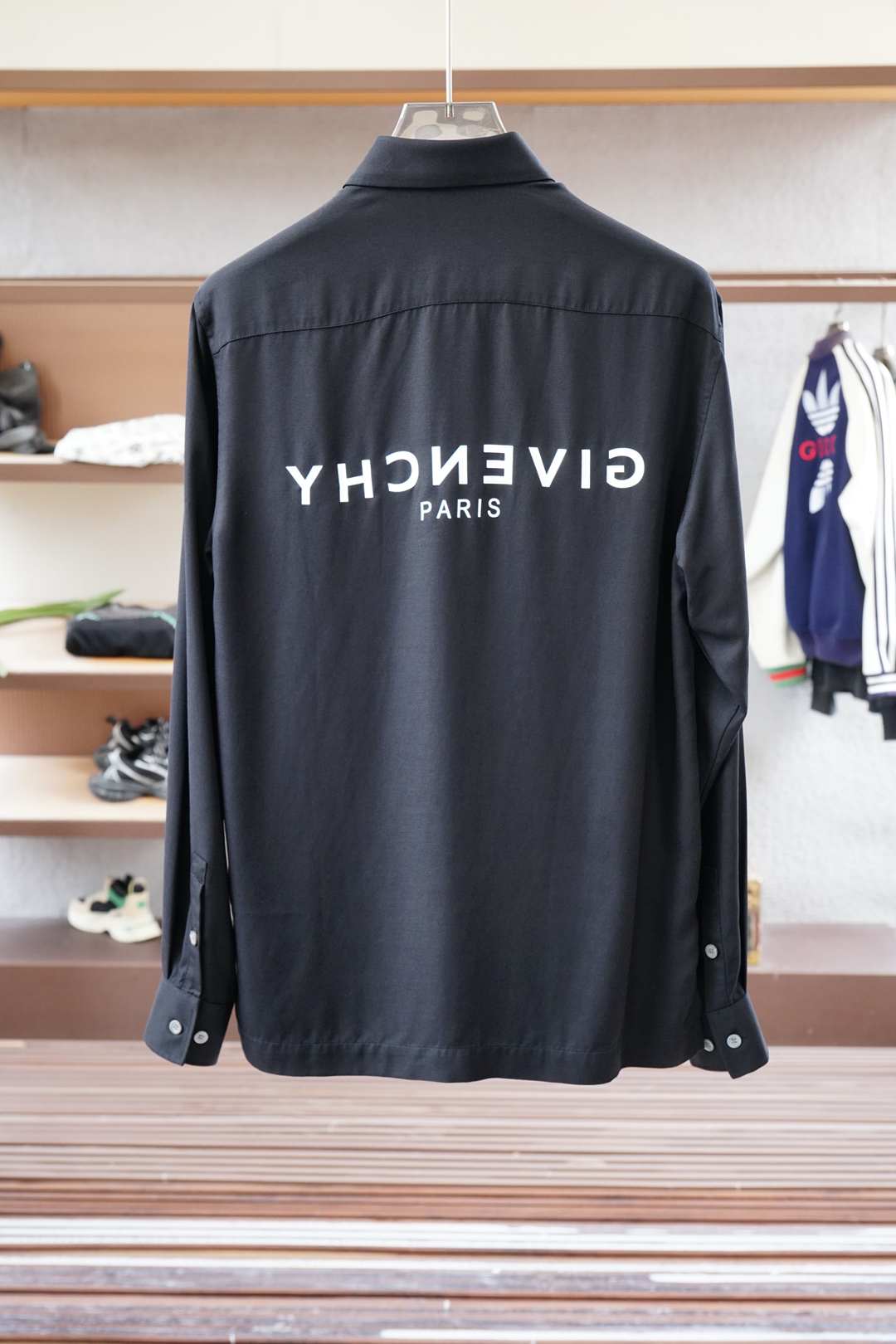 2025秋冬系列上新✨ Givenchy.纪梵希早秋GVC经典款字母印花衬衣 ✅ 休闲商务的魅力徽标.经