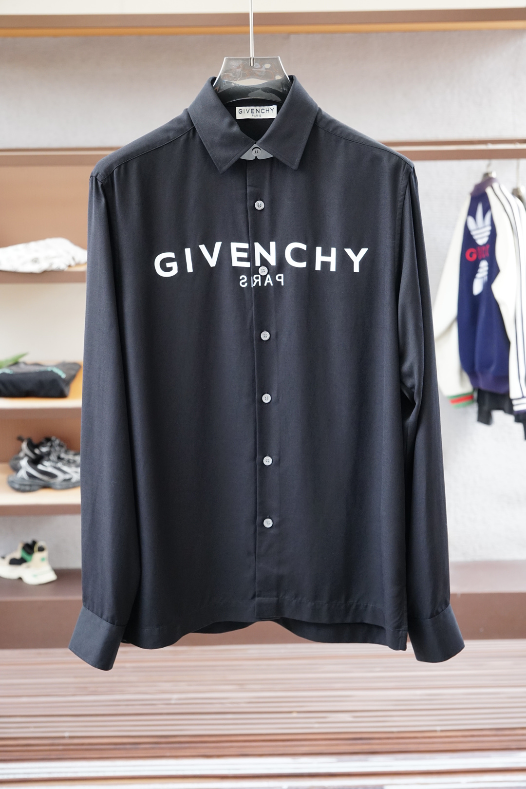 2025秋冬系列上新✨ Givenchy.纪梵希早秋GVC经典款字母印花衬衣 ✅ 休闲商务的魅力徽标.经
