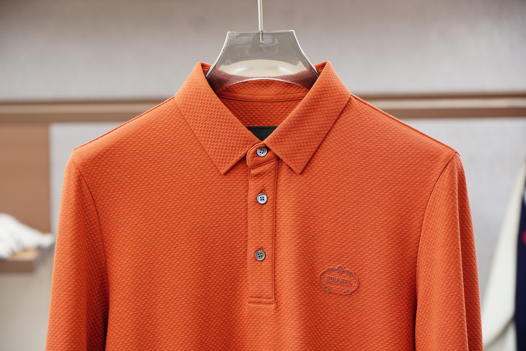 Prada普拉达/2025秋冬系列上新✨ 长袖Polo 衬衫，奢华经典元素设计！采用舒适透气针织面料🔥属