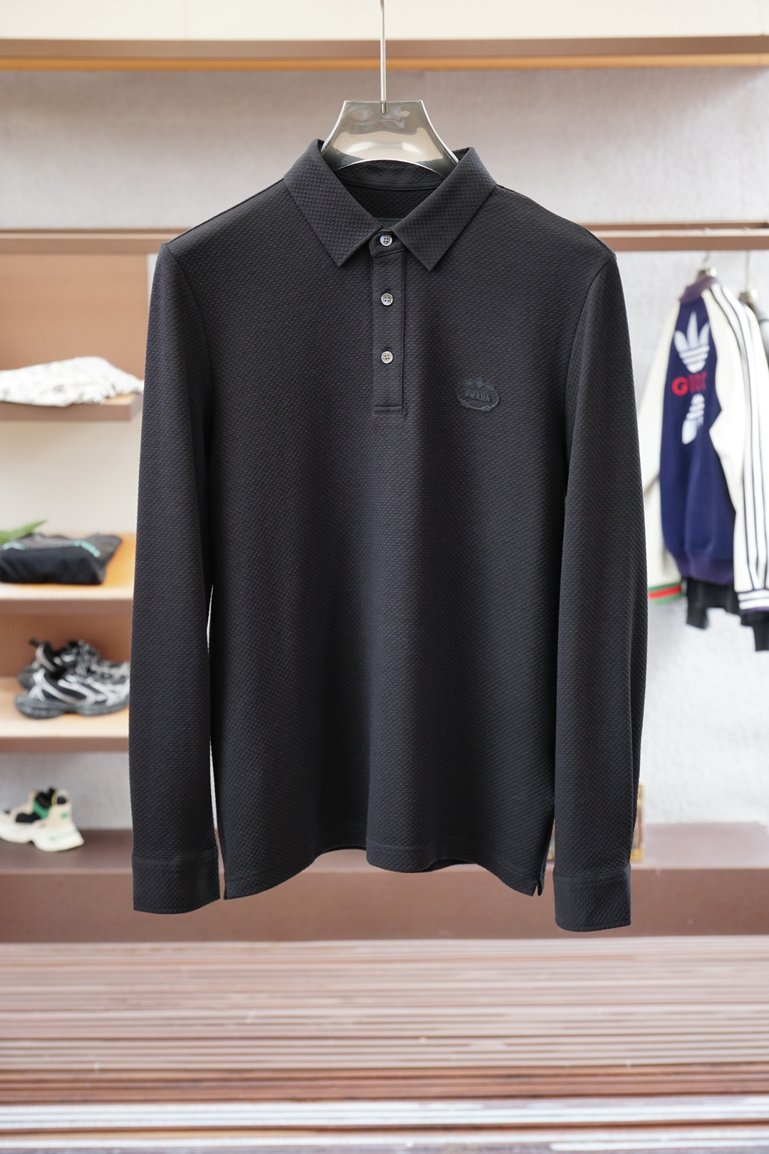 Prada普拉达/2025秋冬系列上新✨ 长袖Polo 衬衫，奢华经典元素设计！采用舒适透气针织面料🔥属