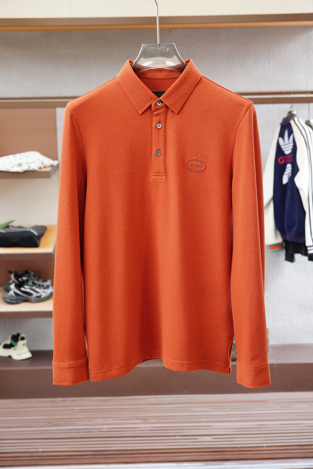 Prada普拉达/2025秋冬系列上新✨ 长袖Polo 衬衫，奢华经典元素设计！采用舒适透气针织面料🔥属