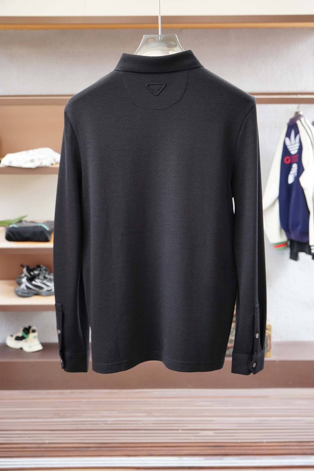 Prada普拉达/2025秋冬系列上新✨ 长袖Polo 衬衫，奢华经典元素设计！采用舒适透气针织面料🔥属