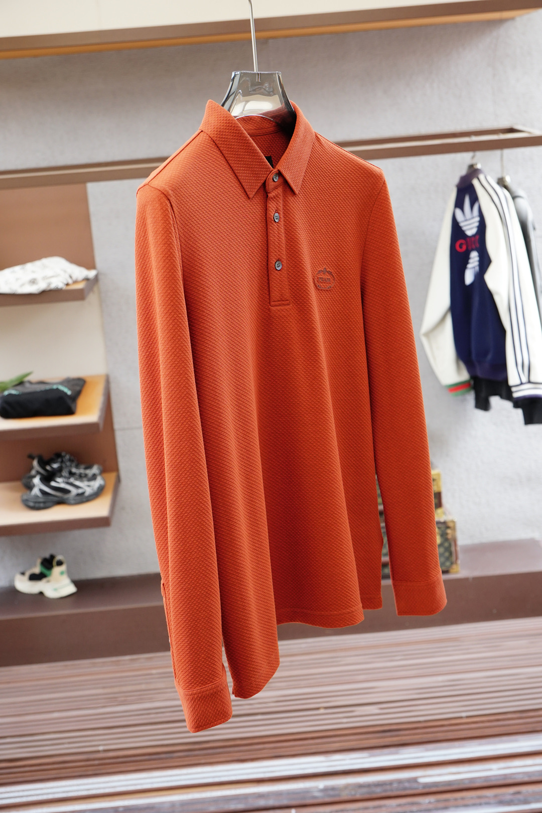 Prada普拉达/2025秋冬系列上新✨ 长袖Polo 衬衫，奢华经典元素设计！采用舒适透气针织面料🔥属