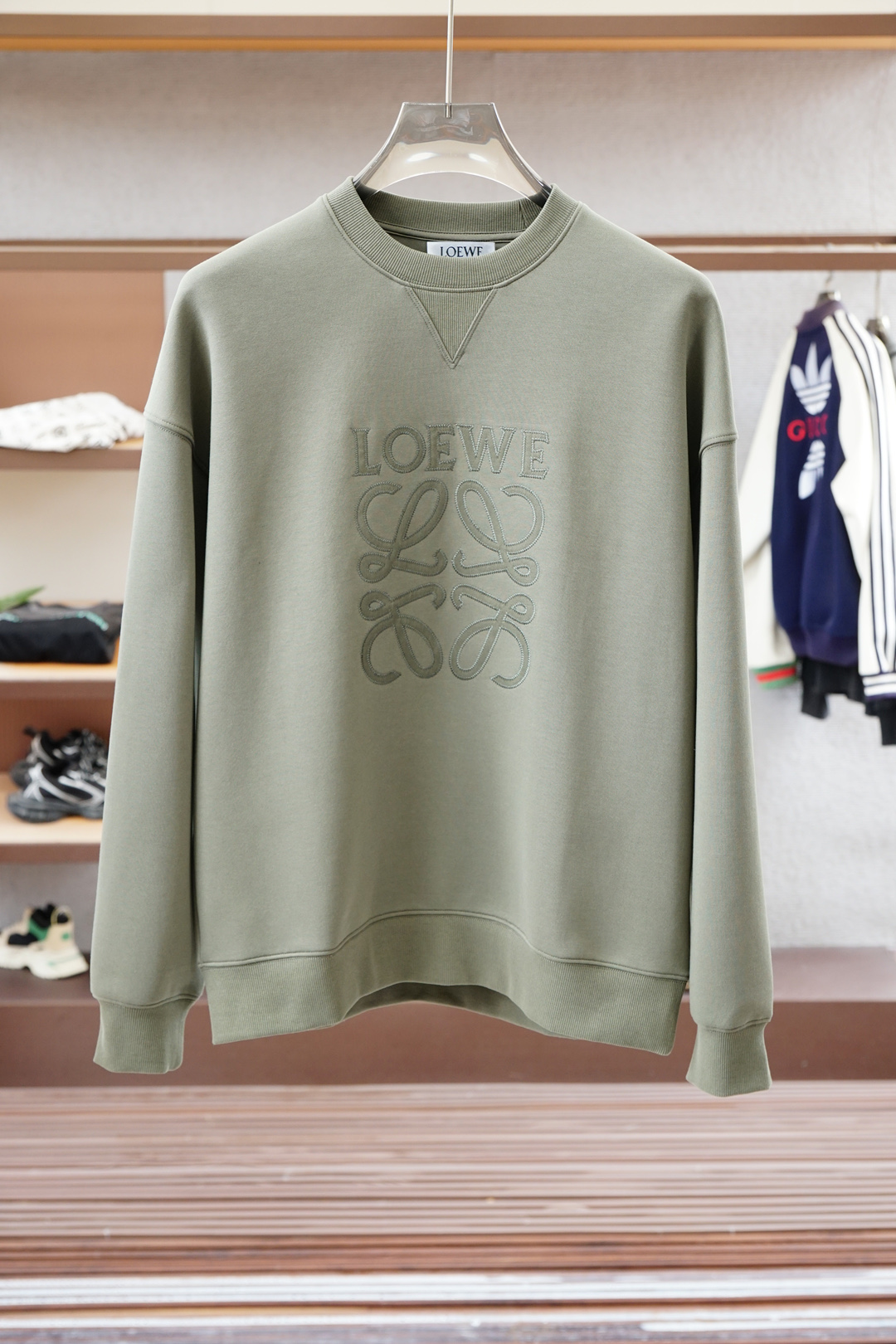 2025秋冬系列上🍎Loewe罗意威/套头圆领卫衣 纯色LOGO搭配刺绣🪡大标 高端大气经典系列，经典圆