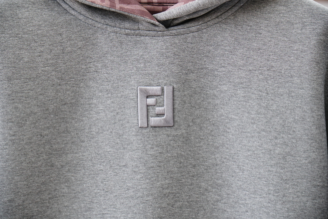 2025秋冬系列上新✨FEND*芬迪 棉质连帽卫衣此款卫衣衫选用定制进口空气层针织棉布制成，该面料手感轻