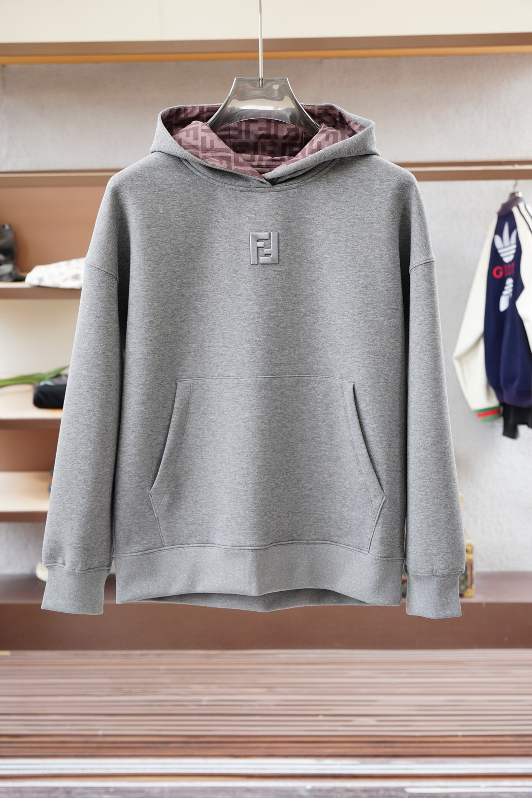 2025秋冬系列上新✨FEND*芬迪 棉质连帽卫衣此款卫衣衫选用定制进口空气层针织棉布制成，该面料手感轻