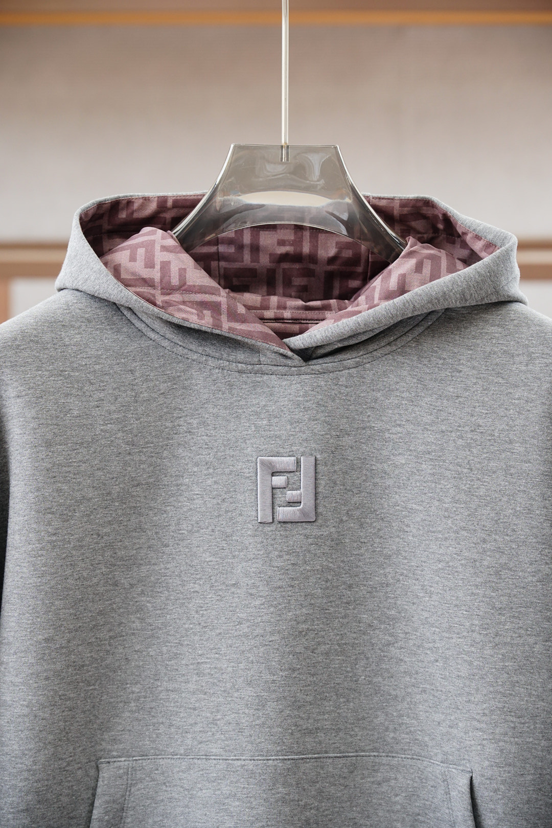 2025秋冬系列上新✨FEND*芬迪 棉质连帽卫衣此款卫衣衫选用定制进口空气层针织棉布制成，该面料手感轻