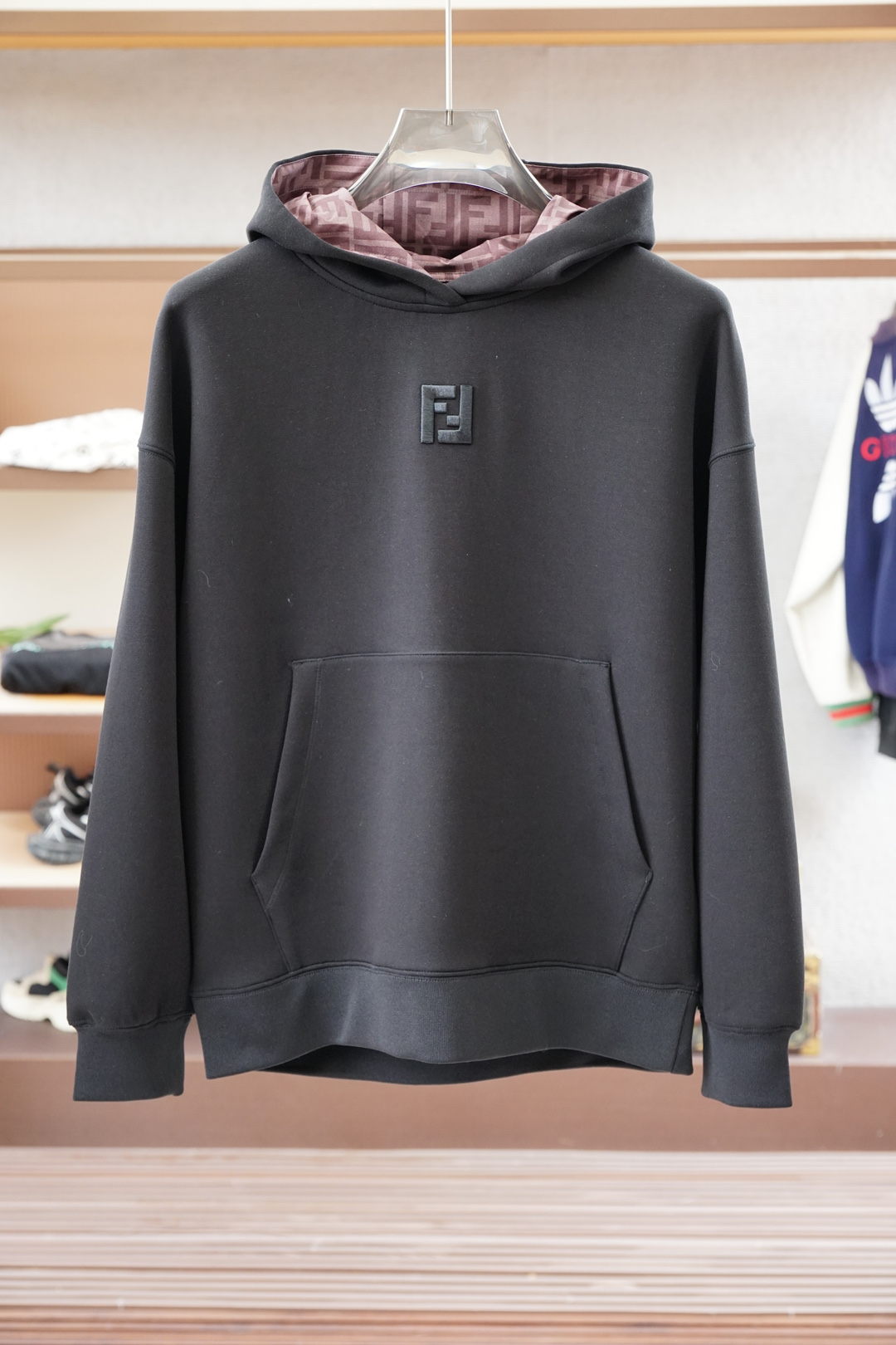 2025秋冬系列上新✨FEND*芬迪 棉质连帽卫衣此款卫衣衫选用定制进口空气层针织棉布制成，该面料手感轻