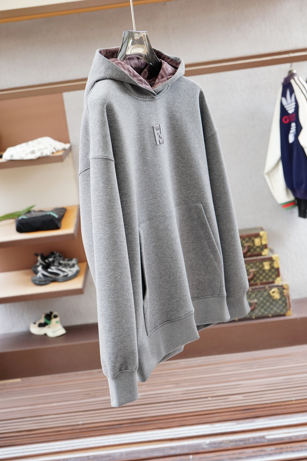 2025秋冬系列上新✨FEND*芬迪 棉质连帽卫衣此款卫衣衫选用定制进口空气层针织棉布制成，该面料手感轻