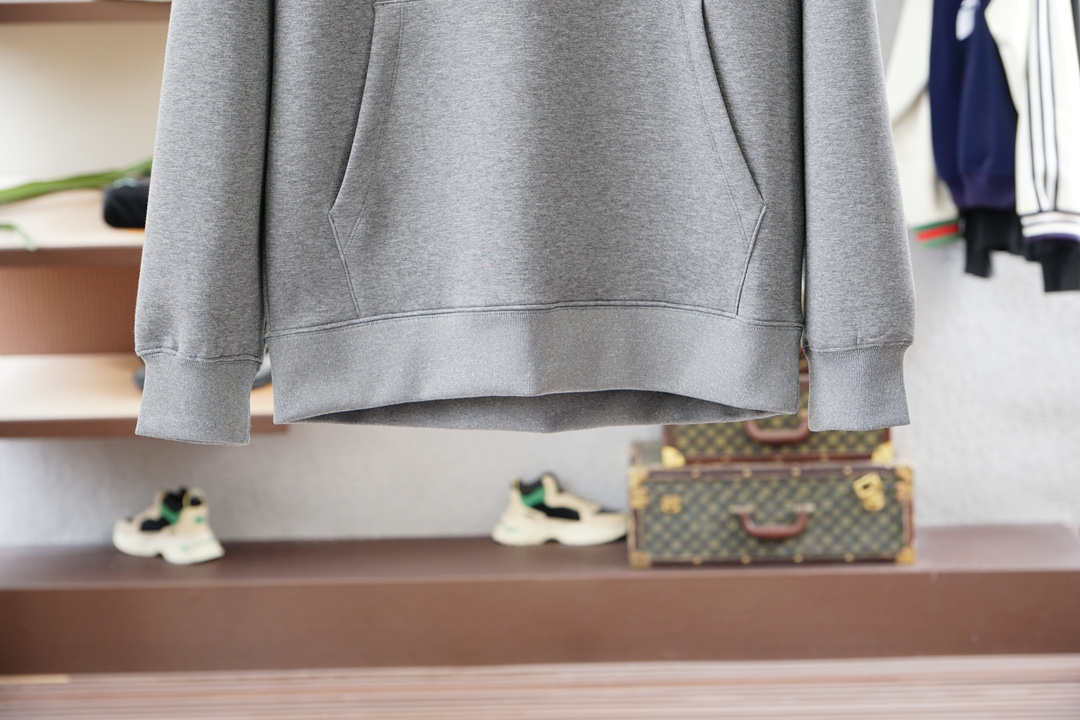 2025秋冬系列上新✨FEND*芬迪 棉质连帽卫衣此款卫衣衫选用定制进口空气层针织棉布制成，该面料手感轻