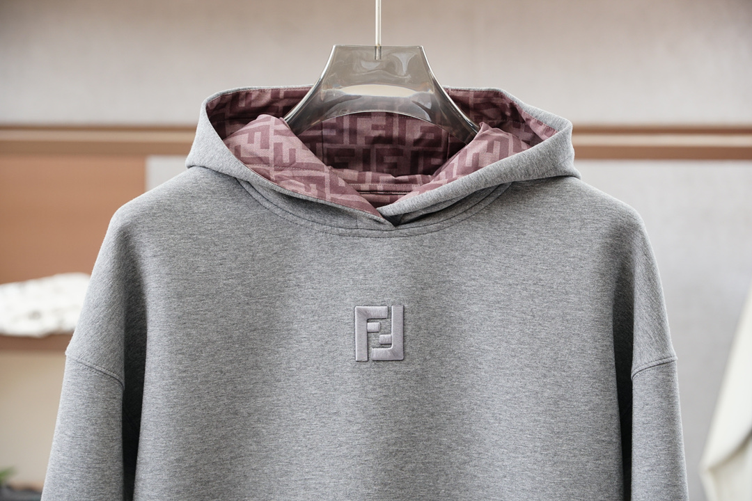 2025秋冬系列上新✨FEND*芬迪 棉质连帽卫衣此款卫衣衫选用定制进口空气层针织棉布制成，该面料手感轻