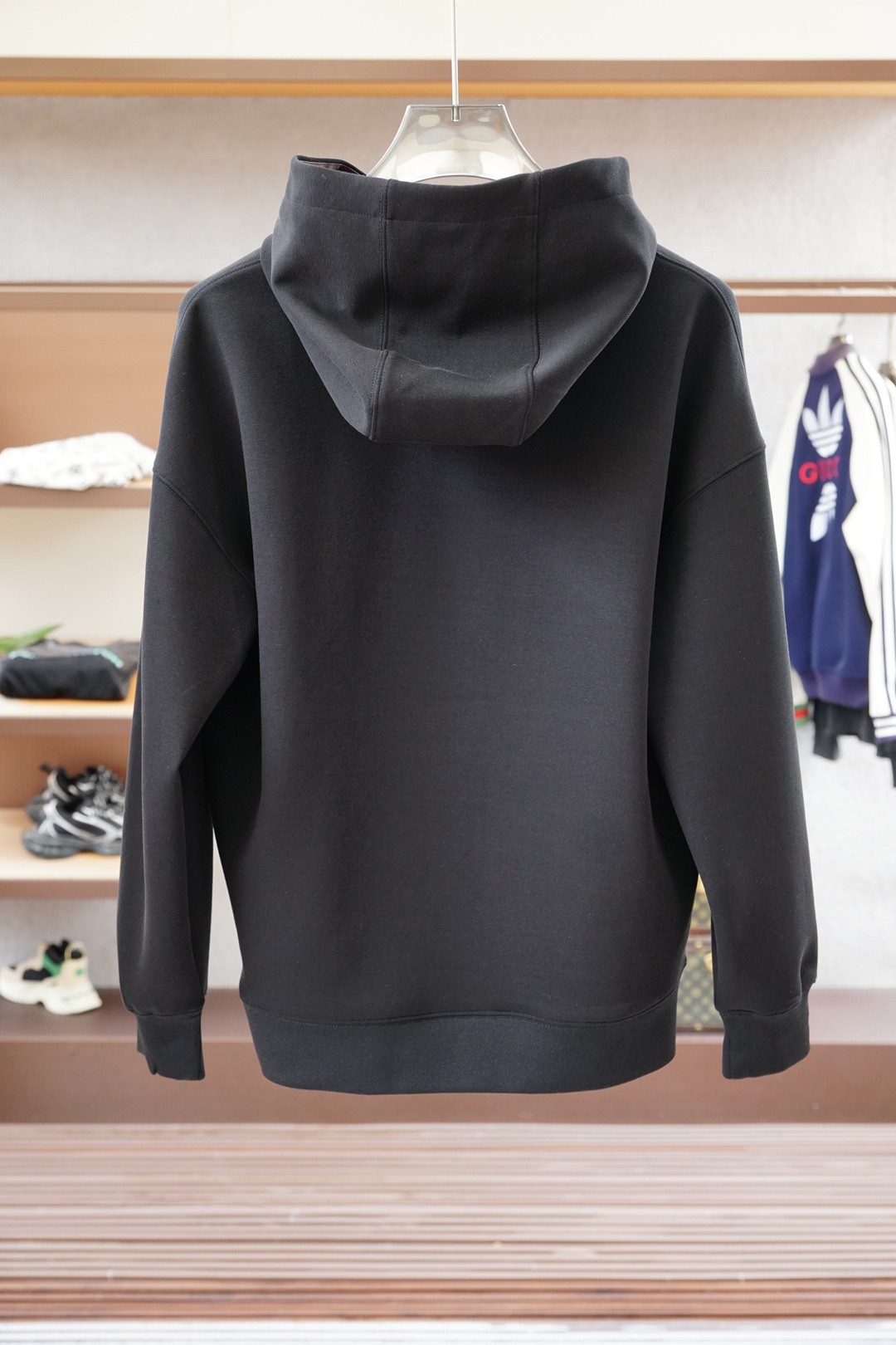 2025秋冬系列上新✨FEND*芬迪 棉质连帽卫衣此款卫衣衫选用定制进口空气层针织棉布制成，该面料手感轻