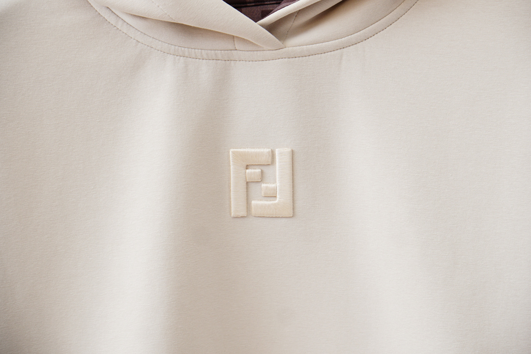 2025秋冬系列上新✨FEND*芬迪 棉质连帽卫衣此款卫衣衫选用定制进口空气层针织棉布制成，该面料手感轻