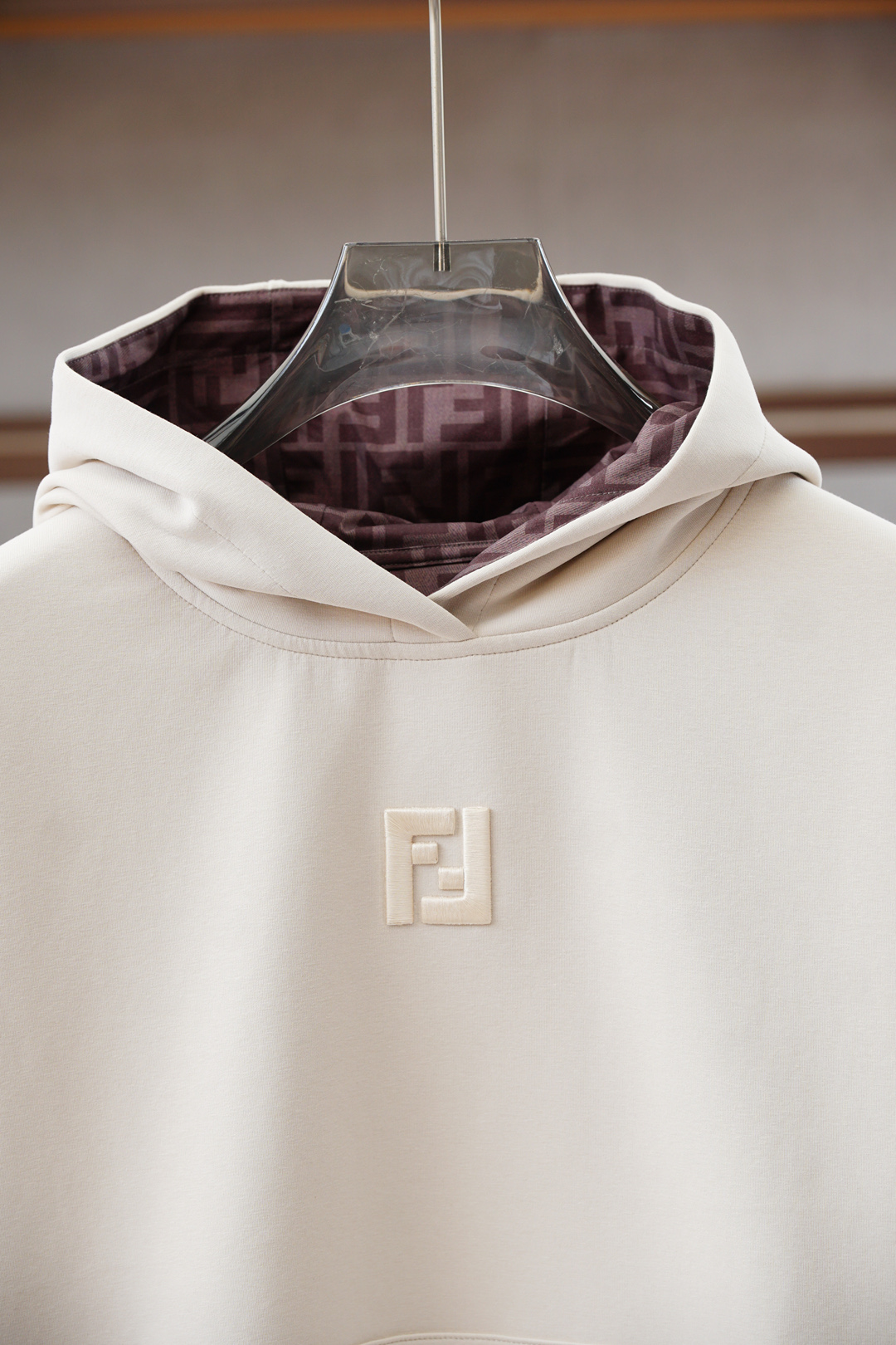 2025秋冬系列上新✨FEND*芬迪 棉质连帽卫衣此款卫衣衫选用定制进口空气层针织棉布制成，该面料手感轻