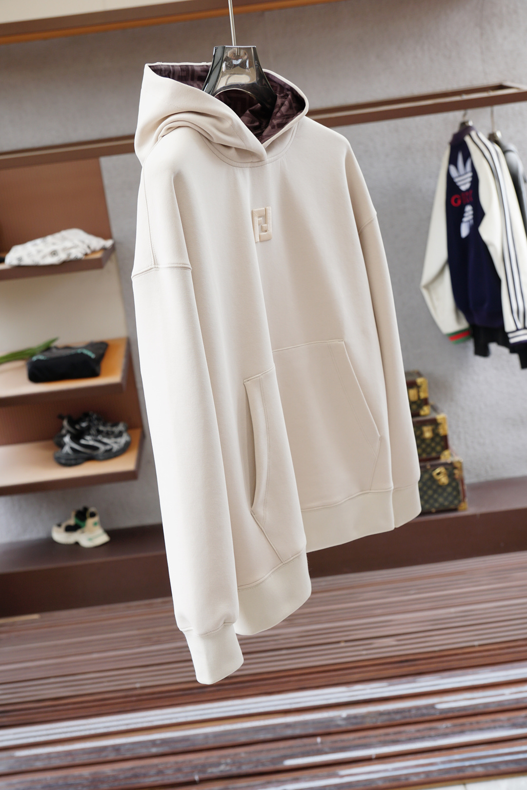 2025秋冬系列上新✨FEND*芬迪 棉质连帽卫衣此款卫衣衫选用定制进口空气层针织棉布制成，该面料手感轻