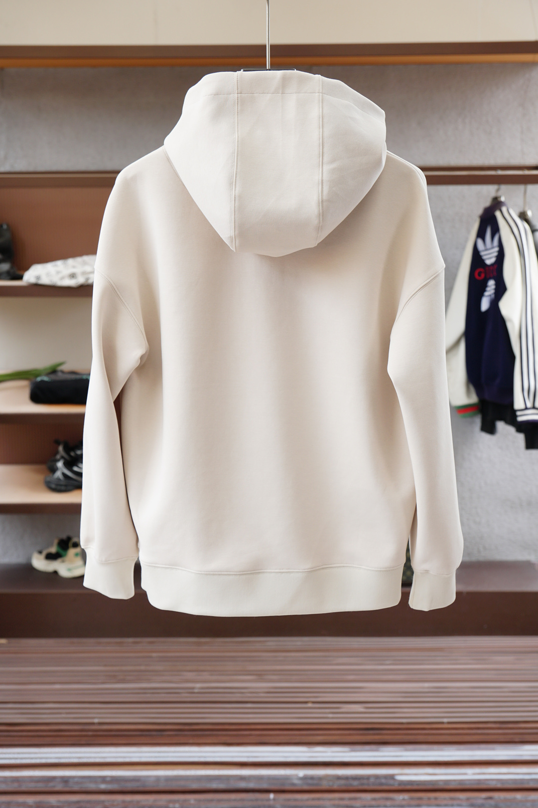 2025秋冬系列上新✨FEND*芬迪 棉质连帽卫衣此款卫衣衫选用定制进口空气层针织棉布制成，该面料手感轻