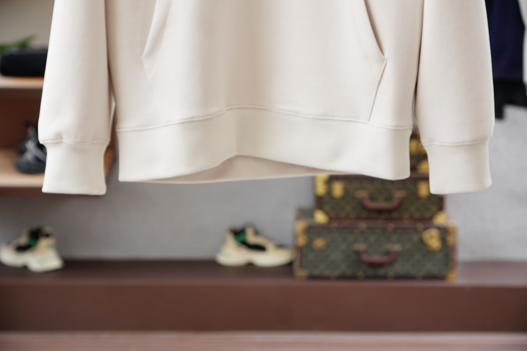 2025秋冬系列上新✨FEND*芬迪 棉质连帽卫衣此款卫衣衫选用定制进口空气层针织棉布制成，该面料手感轻